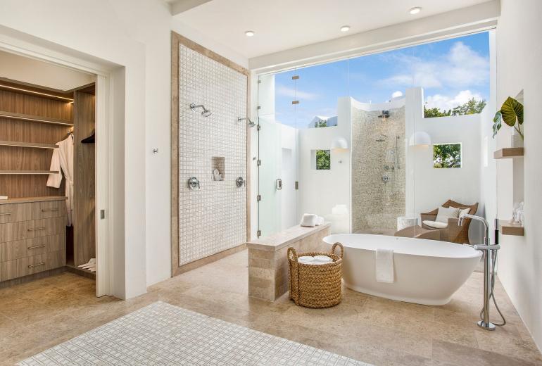 Aia014 – Elegante villa de lujo frente a Long Bay