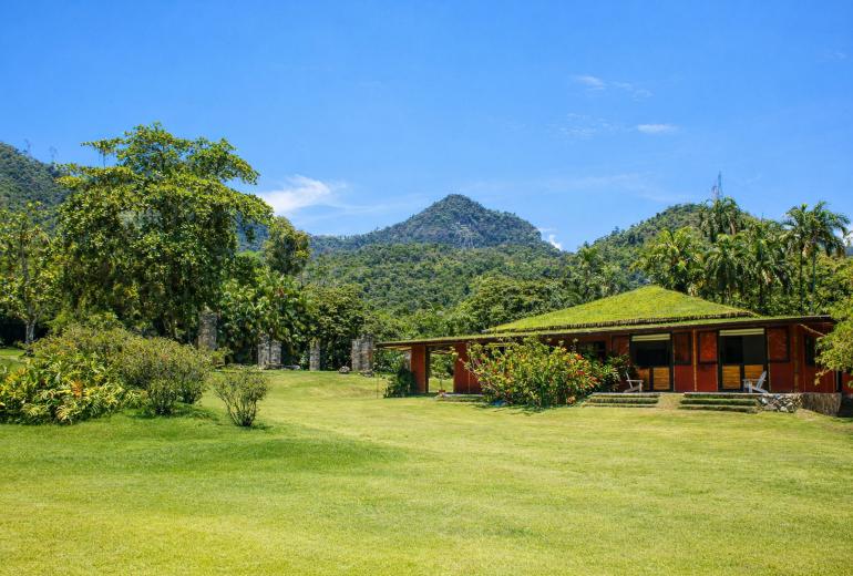 Ang054 - A Tropical Sanctuary in Porto Frade