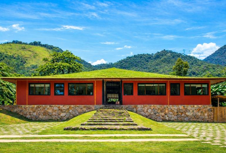 Ang054 - A Tropical Sanctuary in Porto Frade