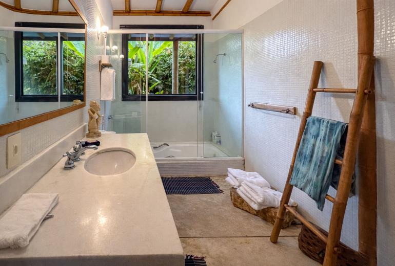 Ang054 - A Tropical Sanctuary in Porto Frade