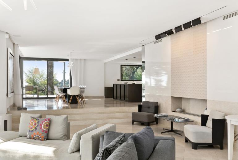 Azu053 - Exceptional Contemporary Villa