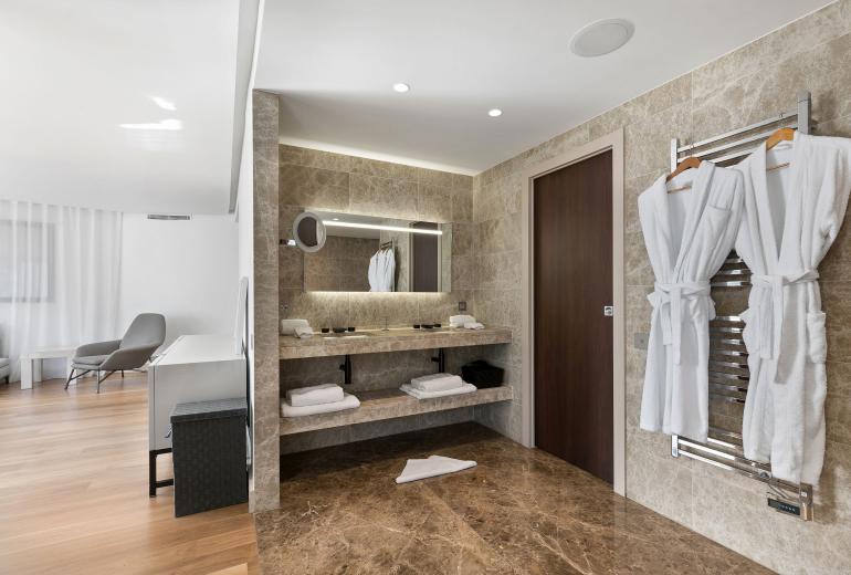 Azu053 - Exceptional Contemporary Villa