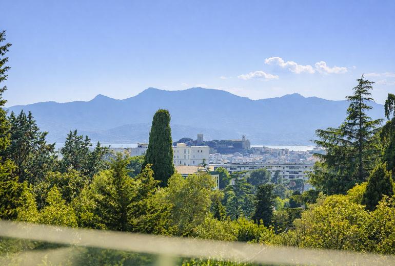 Azu128 – Elegant garden villa with pool in Cannes