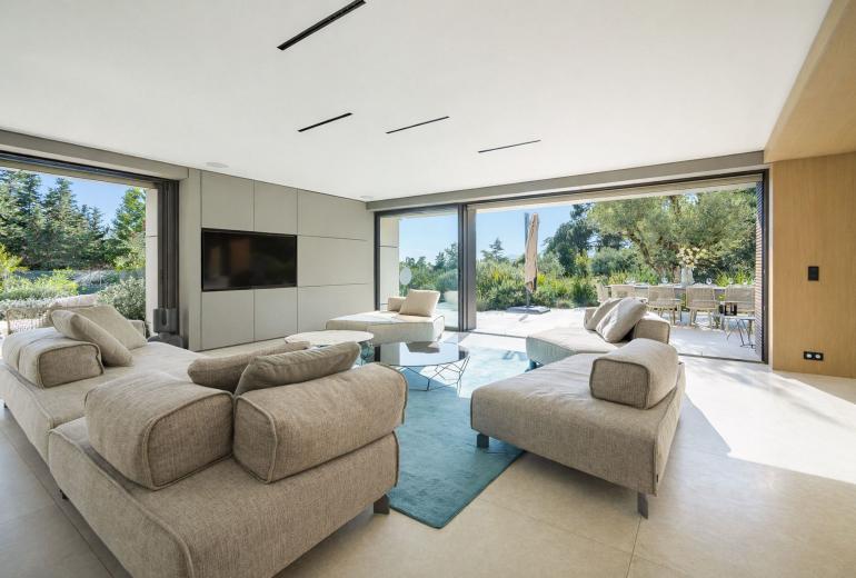 Azu128 – Elegant garden villa with pool in Cannes