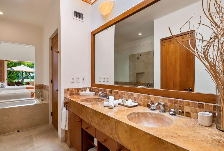Ptm039 – Golf-front villa with ocean views in Punta Mita