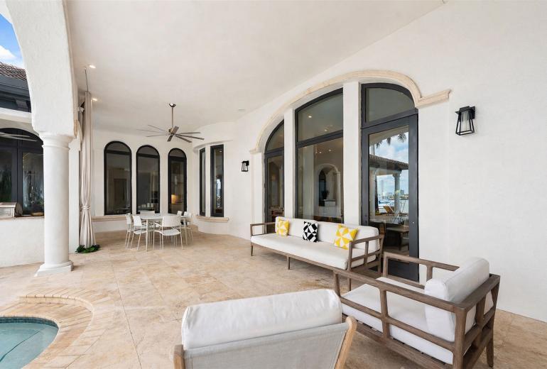 Mia002 - Luxury 5-Bedroom Home in Miami