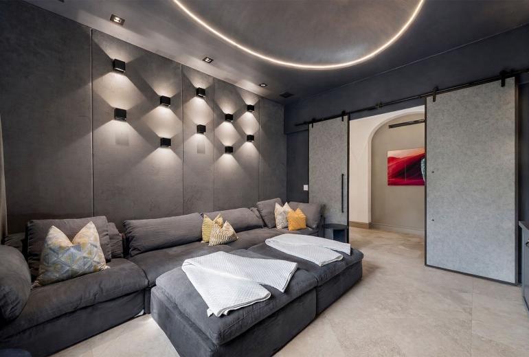 Mia002 - Luxury 5-Bedroom Home in Miami