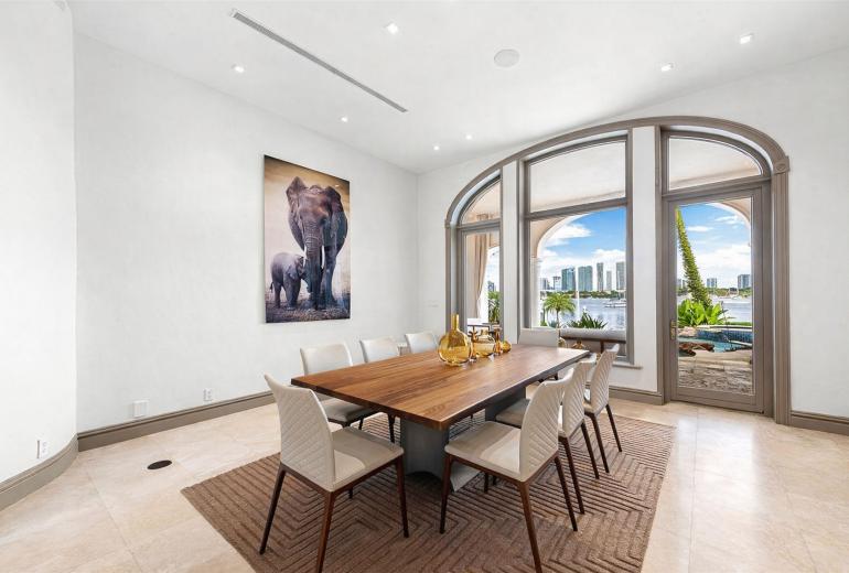 Mia002 - Luxury 5-Bedroom Home in Miami