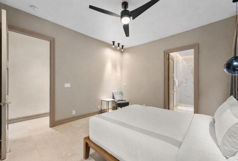 Mia002 - Luxury 5-Bedroom Home in Miami