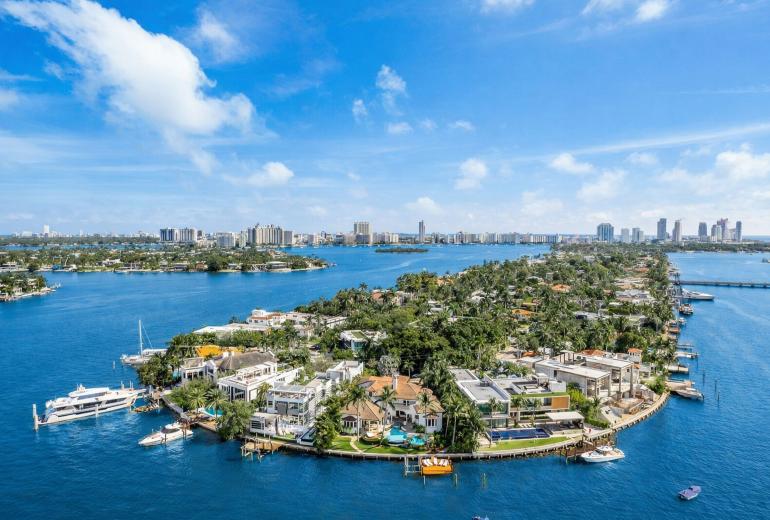 Mia002 - Luxury 5-Bedroom Home in Miami