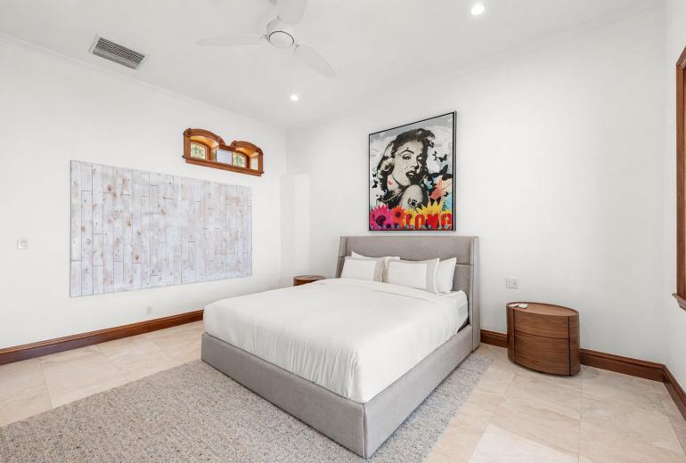Mia002 - Luxury 5-Bedroom Home in Miami