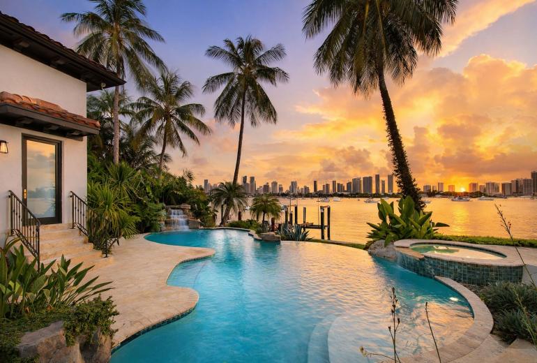 Mia002 - Luxury 5-Bedroom Home in Miami