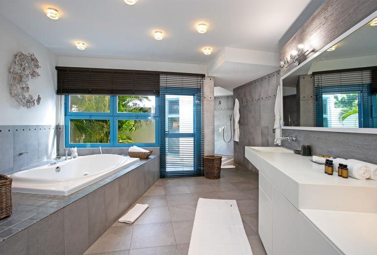 Sxm022 – Contemporary home with tennis court near Baie aux Prunes