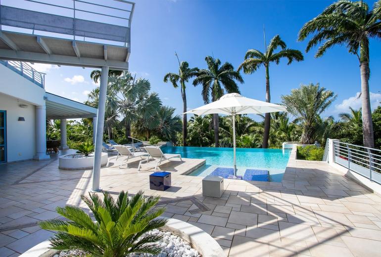 Sxm022 – Contemporary home with tennis court near Baie aux Prunes