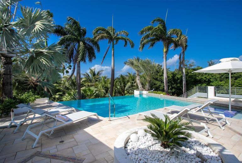 Sxm022 – Contemporary home with tennis court near Baie aux Prunes