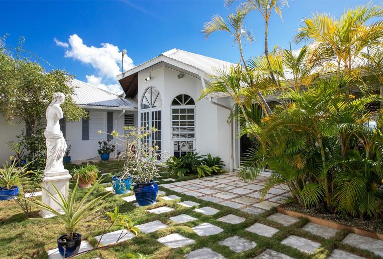Sxm036 – Colonial-style villa with ocean views in Terres Basses
