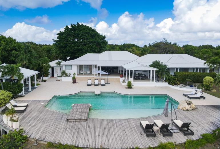 Sxm040 – Élégante villa avec vue sur le lagon à Terres Basses