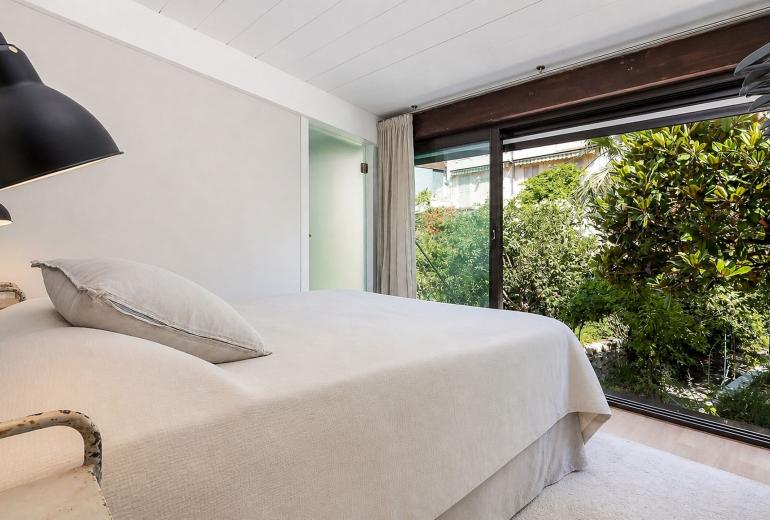 Azu194 - Elegant Duplex with Private Garden