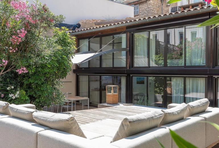Azu194 - Elegant Duplex with Private Garden