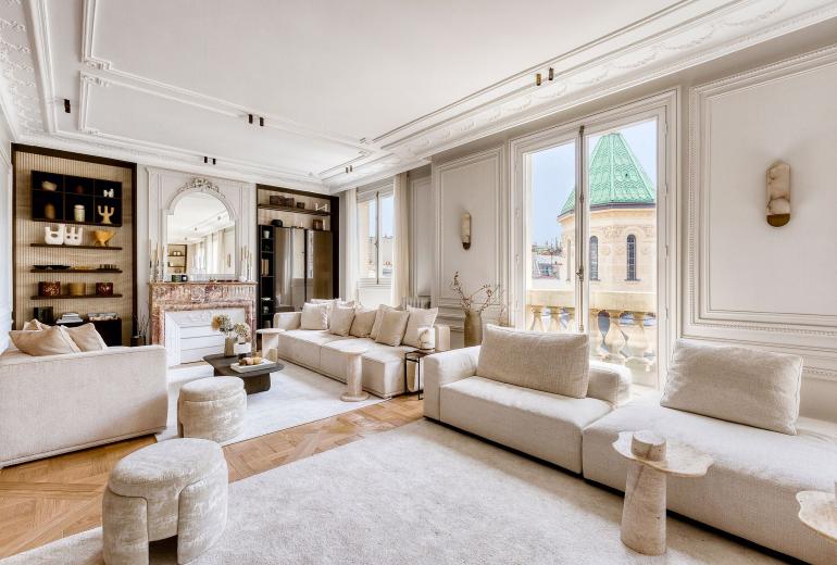 Par029 - Apartment in Paris’ Golden Triangle