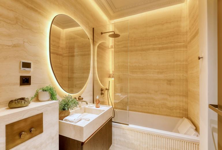 Par029 - Apartment in Paris’ Golden Triangle