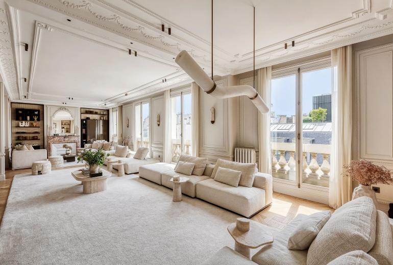Par029 - Apartment in Paris’ Golden Triangle