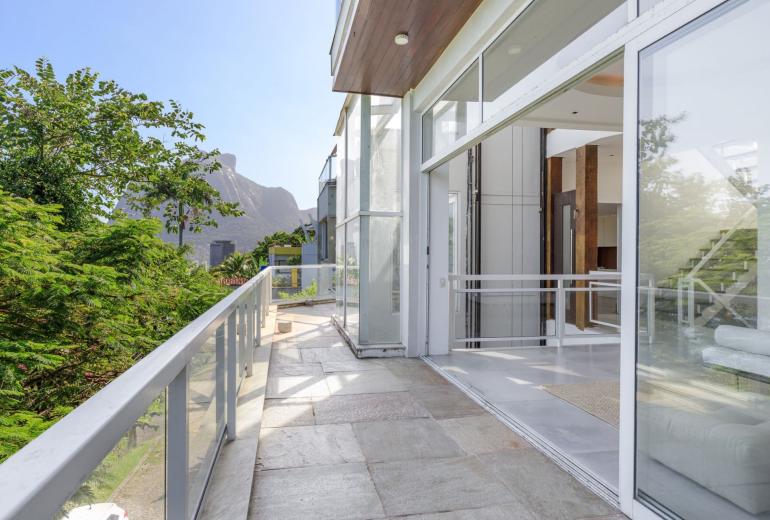 Rio106 - Villa with breathtaking sea view in São Conrado