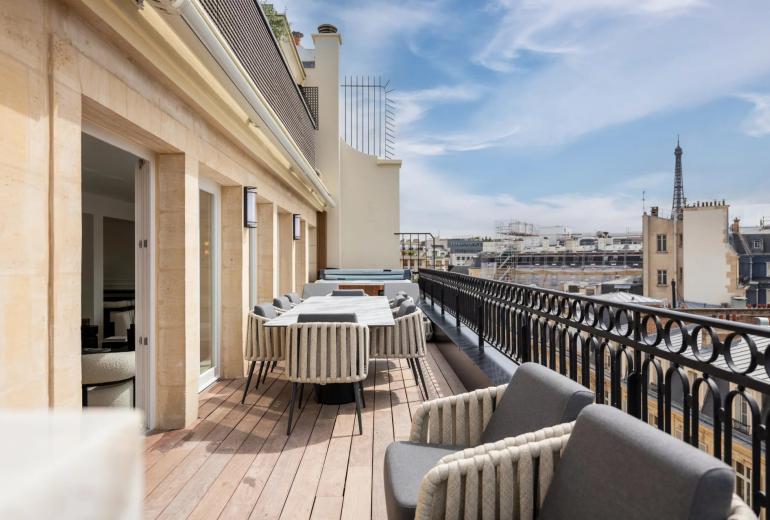 Par305 - 3 bedroom penthouse rue de Marignan