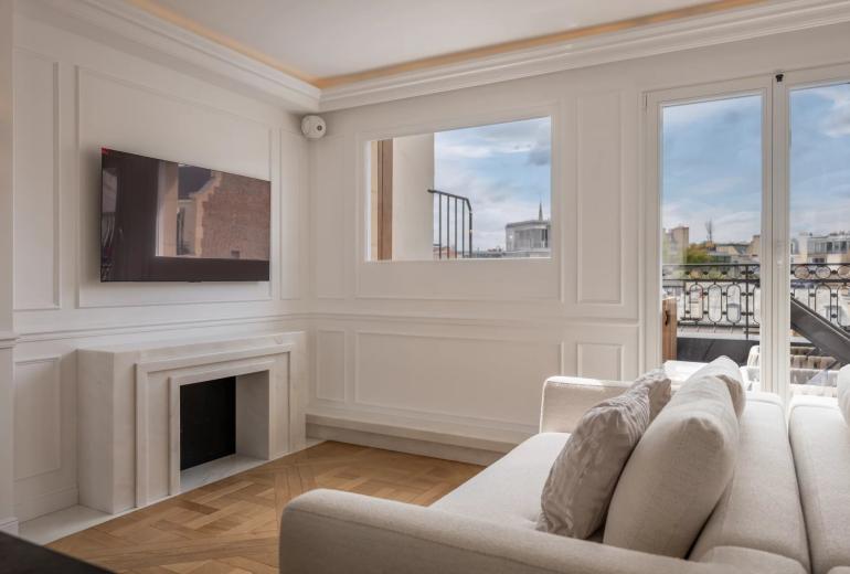 Par305 - Atico de 3 habitaciones en Paris 8