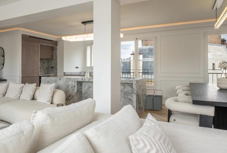 Par305 - Atico de 3 habitaciones en Paris 8