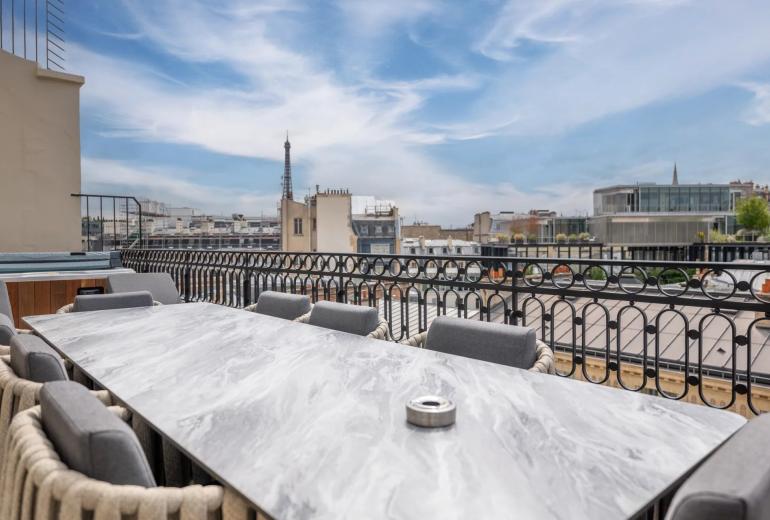 Par305 - Atico de 3 habitaciones en Paris 8