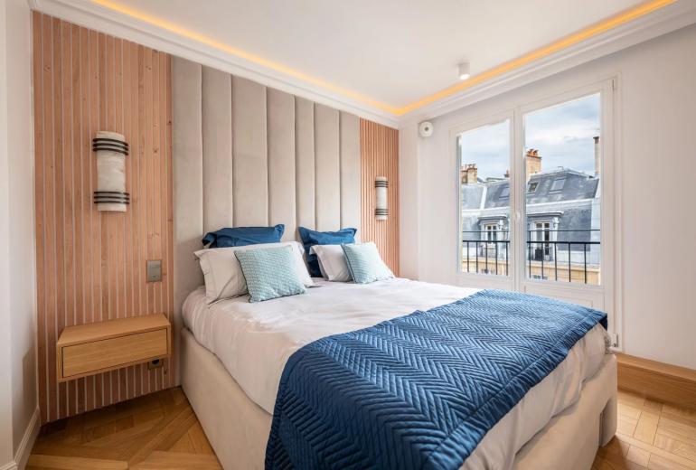 Par305 - Atico de 3 habitaciones en Paris 8