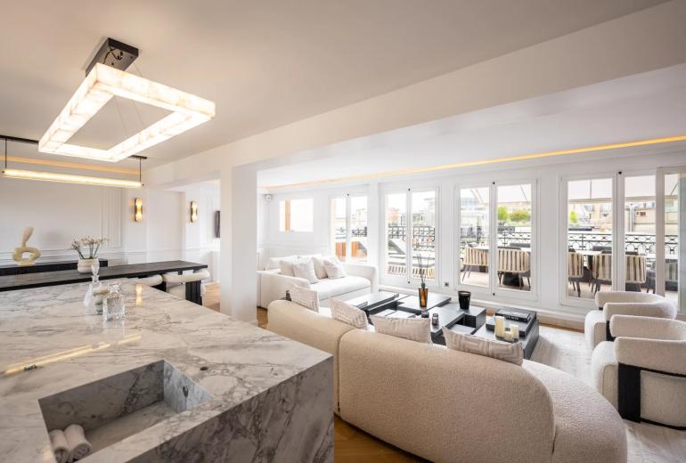 Par305 - Atico de 3 habitaciones en Paris 8
