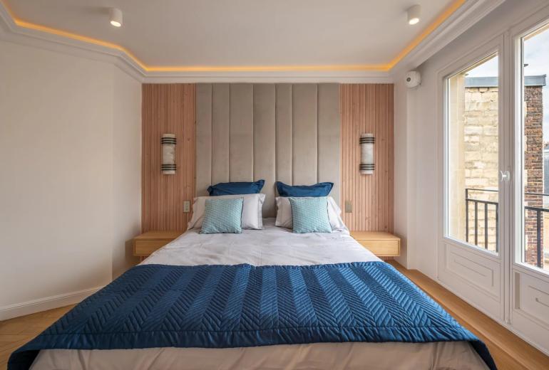 Par305 - Atico de 3 habitaciones en Paris 8