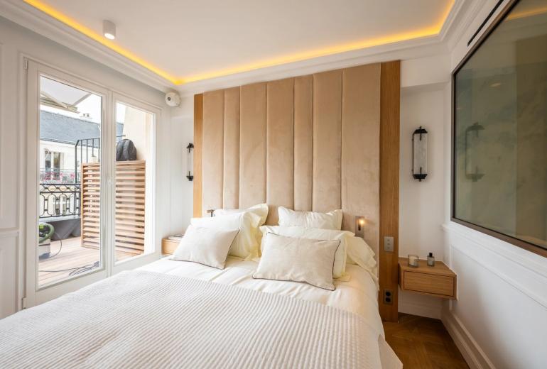 Par305 - Atico de 3 habitaciones en Paris 8