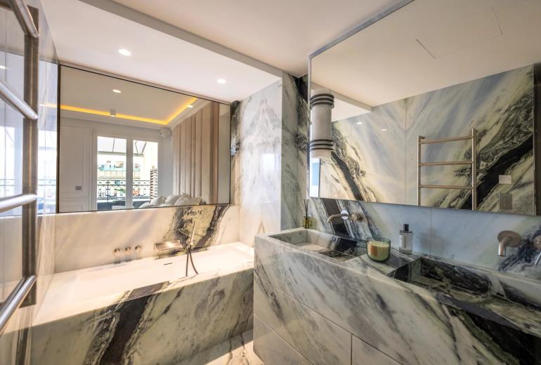 Par305 - Atico de 3 habitaciones en Paris 8
