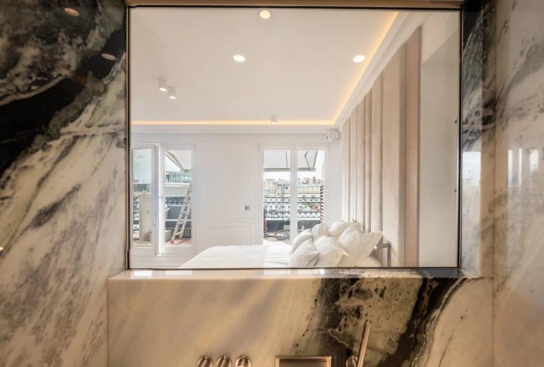 Par305 - Atico de 3 habitaciones en Paris 8
