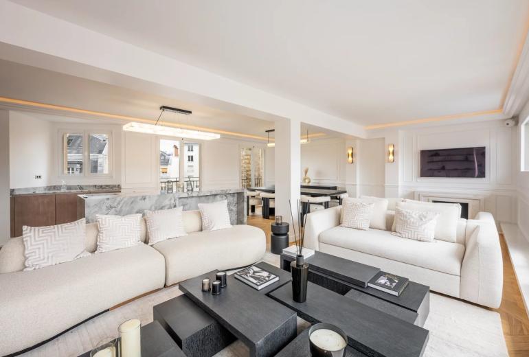 Par305 - Atico de 3 habitaciones en Paris 8