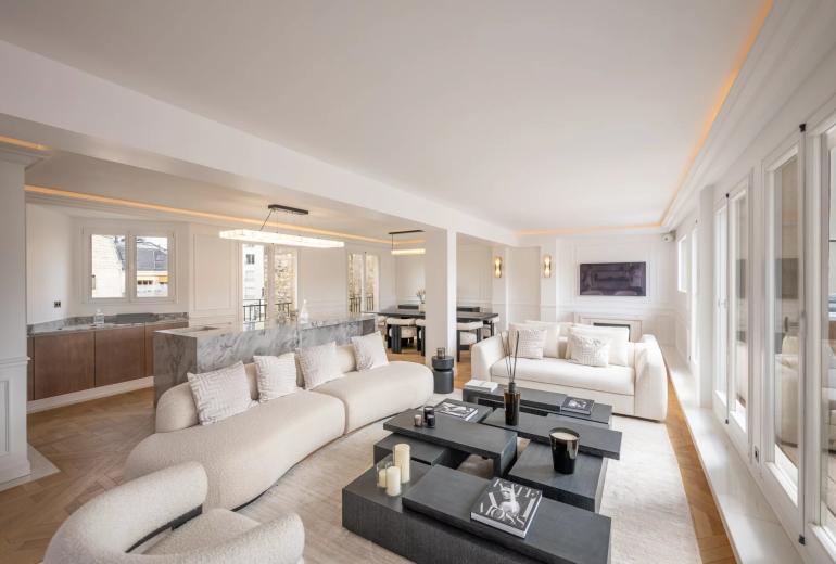 Par305 - Atico de 3 habitaciones en Paris 8