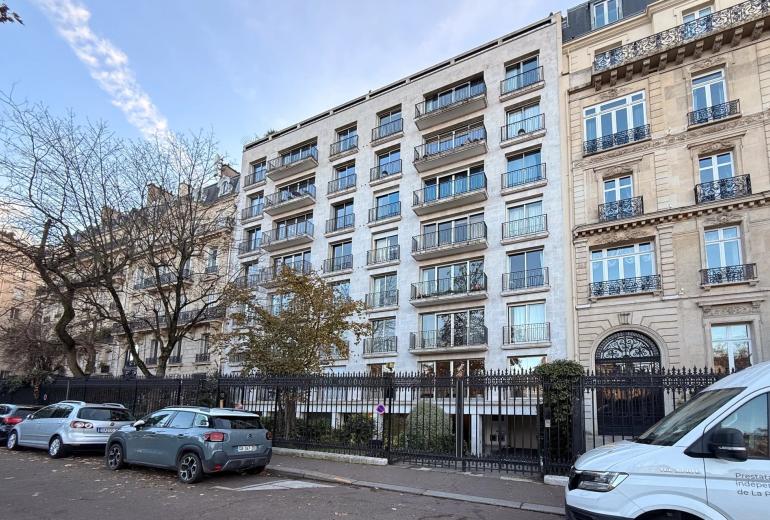 Par067 - Penthouse à rénover sur l'avenue Foch