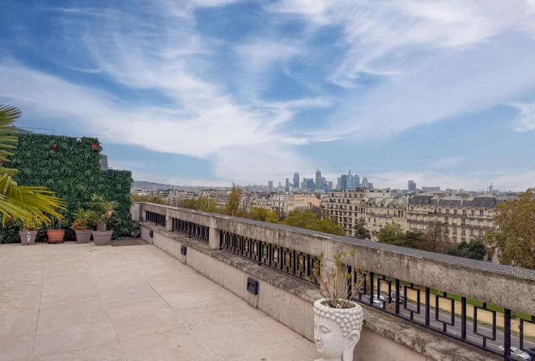Par067 - Penthouse à rénover sur l'avenue Foch