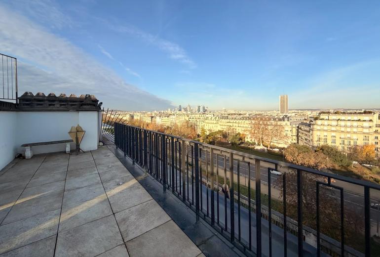 Par067 - Penthouse à rénover sur l'avenue Foch