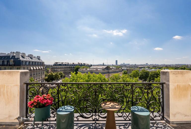 Par066 - Exceptional Paris Apartment with Panoramic Views