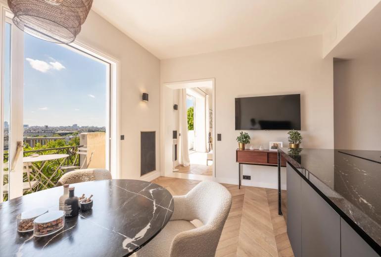 Par066 - Exceptional Paris Apartment with Panoramic Views