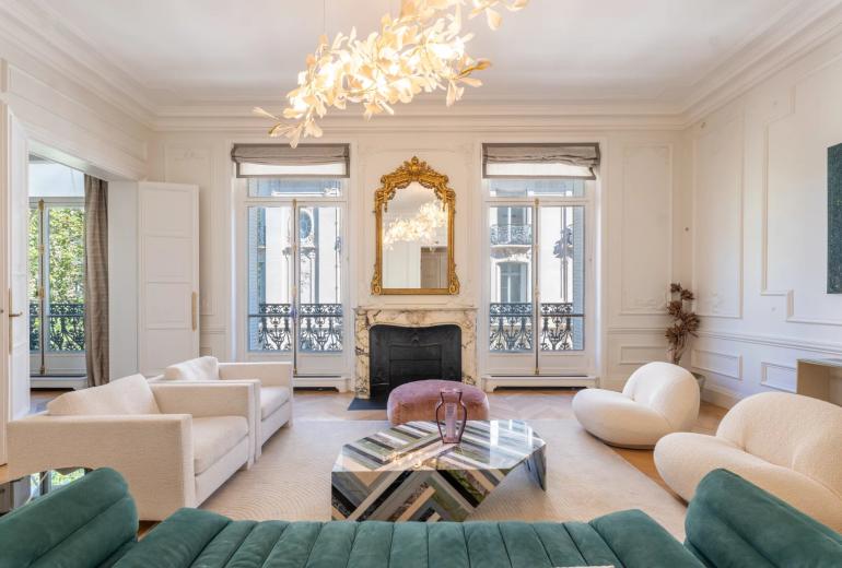 Par070 - Exceptional Apartment in the Heart of Saint-Germain-des-Prés