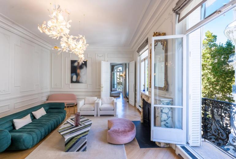 Par070 - Exceptional Apartment in the Heart of Saint-Germain-des-Prés