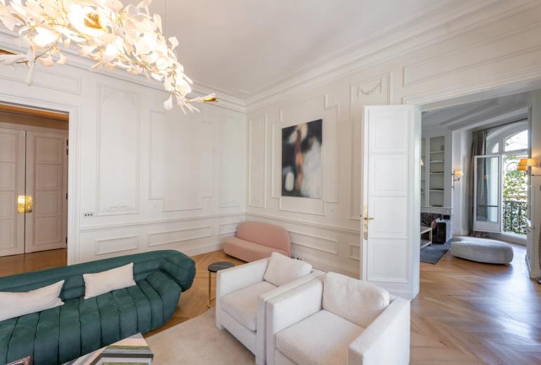 Par070 - Exceptional Apartment in the Heart of Saint-Germain-des-Prés