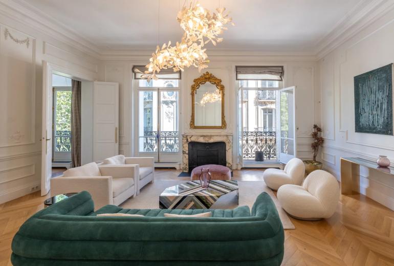 Par070 - Exceptional Apartment in the Heart of Saint-Germain-des-Prés