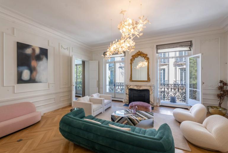 Par070 - Exceptional Apartment in the Heart of Saint-Germain-des-Prés