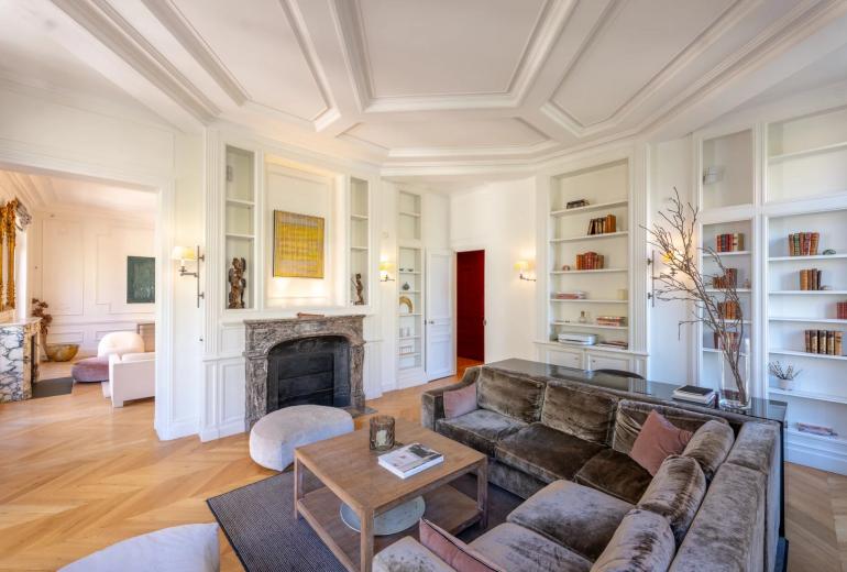 Par070 - Exceptional Apartment in the Heart of Saint-Germain-des-Prés